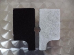 Mikrofiltr s aktivním uhlím umístěný pod sáčkem  